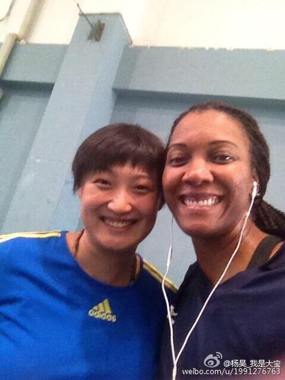 杨昊与斯科特合影(图片来源：杨昊微博)