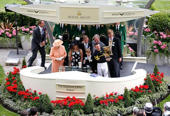 伊丽莎白女王亲自为戴图理颁奖