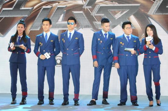 《壮志凌云》明星挑战开飞机