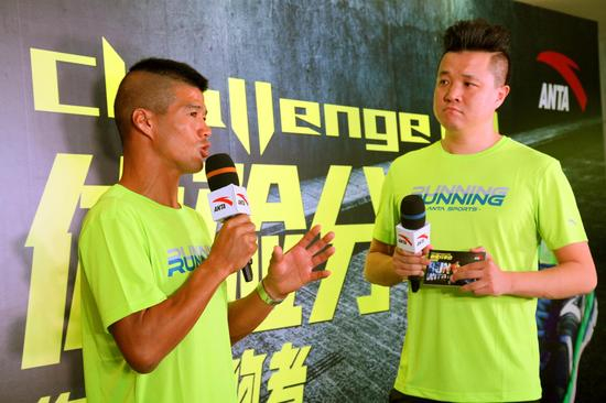 　　经过反复精密测量和计算，安踏运动科学室根据陈盆滨前脚掌着地的跑步习惯，加强了受力部位橡胶的强度。