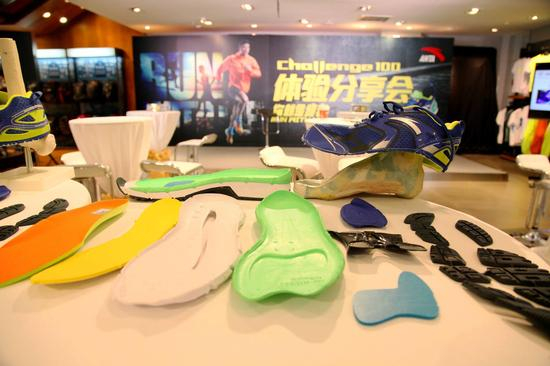 Challenge 100跑鞋细节。