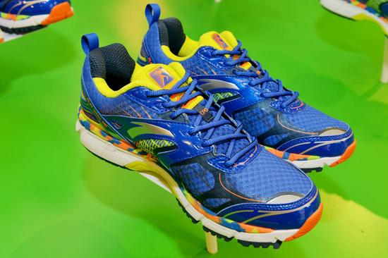 　　为了让更多跑者领略并体验Challenge 100跑鞋的优势及特质，陈盆滨与安踏研发团队一起讲解了该款跑鞋的诞生过程。