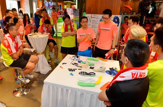 为了让跑者能对这双传奇跑鞋有更直观的认识，在发布会现场，跑步达人们亲身体验了跑前脚型测试。