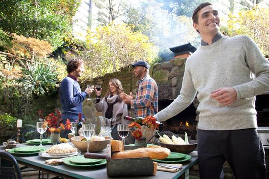 进入对方的圈子，表现出对对方的爱好感兴趣