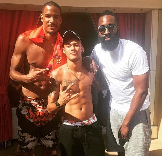 与阿里扎、哈登合影