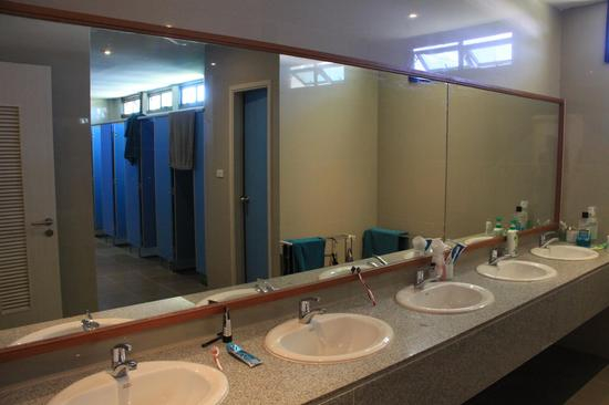 干净整洁的公共洗漱间。