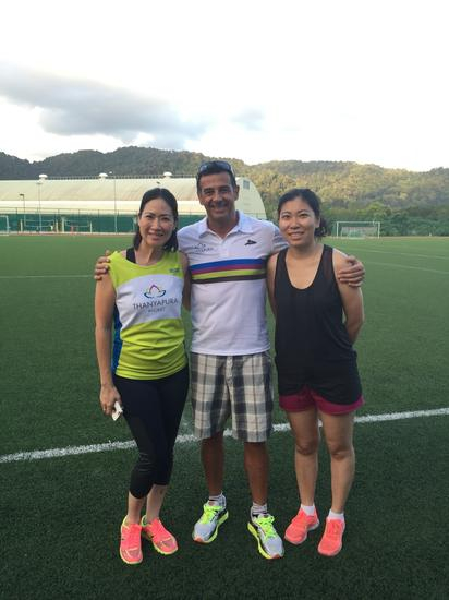 媒体总监Kaye（左），跑步教练Sergio，同行的Vanessa操场上合影。