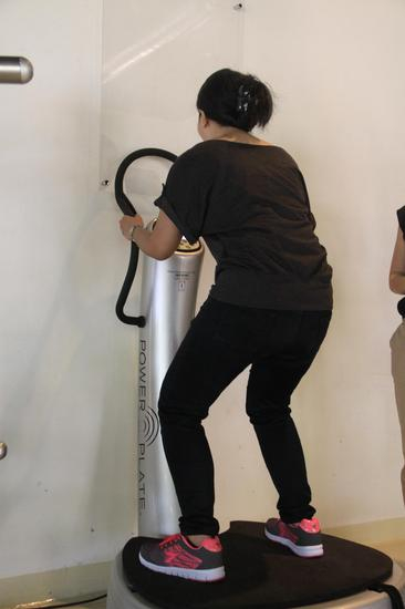 印尼的媒体同行在体验“抖抖机”，这台“抖抖机”主要用于运动后的肌肉放松，震动频率可调节。