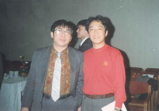 梁平与聂卫平合影。