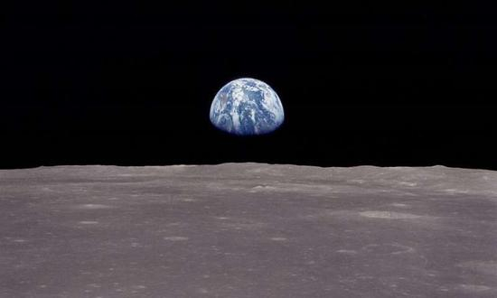 地球升起：阿波罗8号的宇航员从月球轨道上拍摄的经典照片