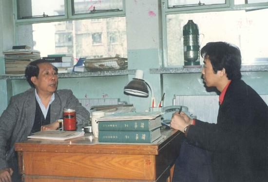 郝克强在办公室接受梁平采访。