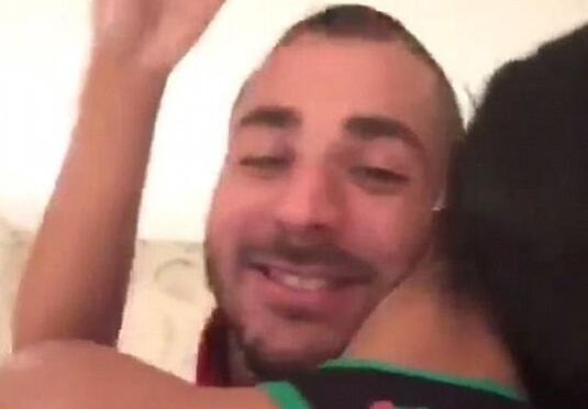 视频中的伴奏歌曲：我X了你老婆