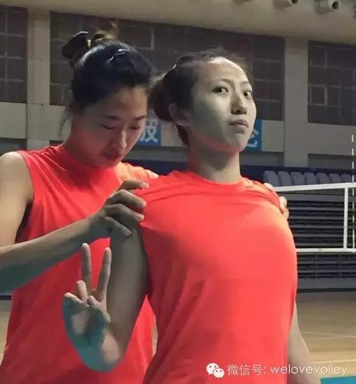 刘晏含协助丁霞训练
