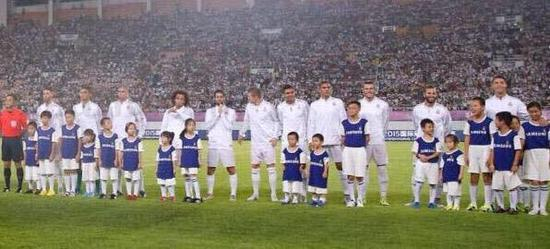 C罗前面足足站了5个球童