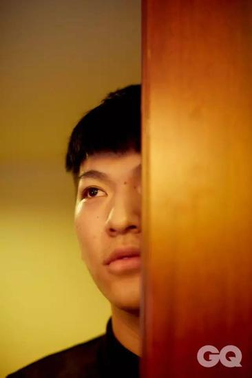 廖洪毅，17岁，《变形计》第八季第一集主人公，最大的爱好是泡夜店。