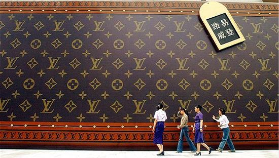 法国两大奢侈品巨头先后公布了2015年前六个月的业绩报告。仔细看来，两家的比分其实相当接近。