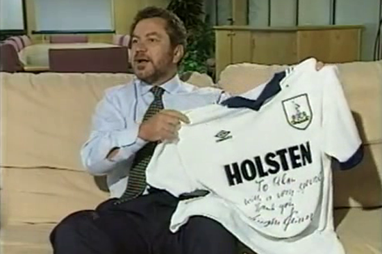 　　热刺老板休格，在英超转播权竞标中扮演关键角色。图为他1995年参加BBC《大看台》节目时扔掉克林斯曼球衣