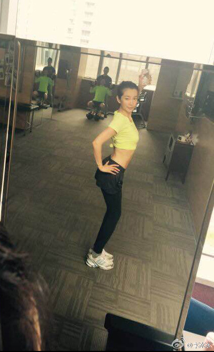 妖娆姿势秀水蛇腰。