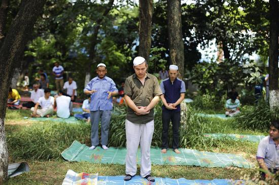 清真寺内众多国内外穆斯林前来祷告