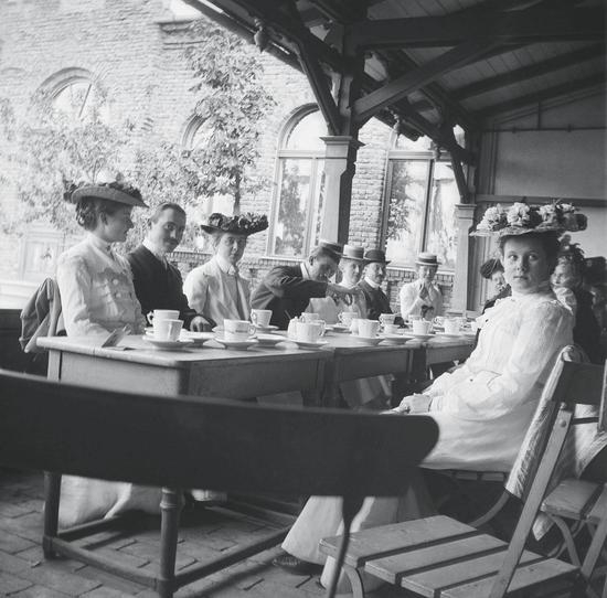 衣着考究的欧洲绅士淑女们在门廊下享受下午茶(约摄于1910年)