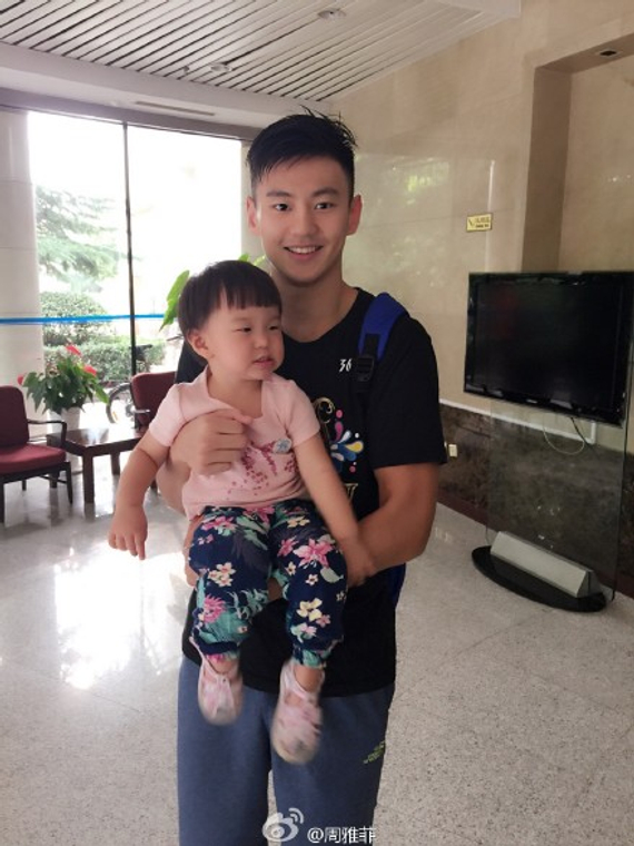 周雅菲将担任世锦赛解说嘉宾 晒孙杨宁泽涛抱娃照