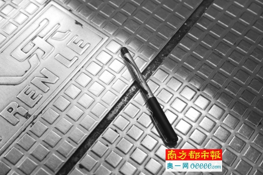 　　深圳宝安西乡白金假日人人乐购物广场有扶梯两块踏板间已经出现缝隙。如果继续使用，很可能出现踏板翻转。