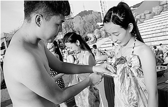 相亲会上量胸围