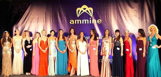 入围总决赛的获胜佳丽，左一为乔安娜·撒布奇尼(Johanna Sambucini)，左二为黎伟珊，右七为阿丽斯·卫克(Alyse Zwick)