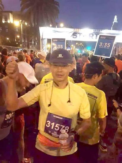 清晨起跑前，天还没亮，我身后是335的官方兔子。