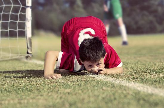 孩子模仿的原型：利物浦前锋福勒庆祝进球时做出吸毒动作