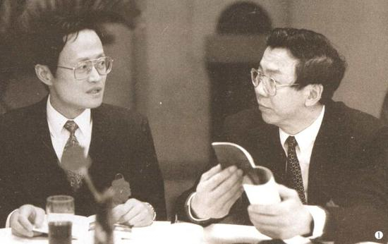 陈祖德与当时国家体委副主任袁伟民在开幕式上