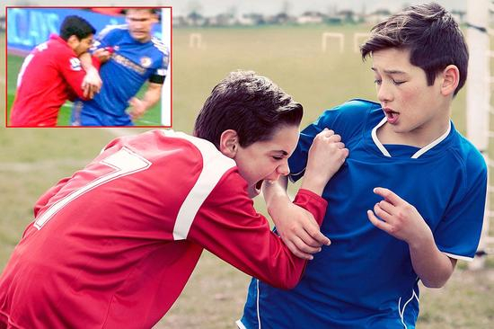 英超联赛，苏亚雷斯张嘴咬伊万诺维奇