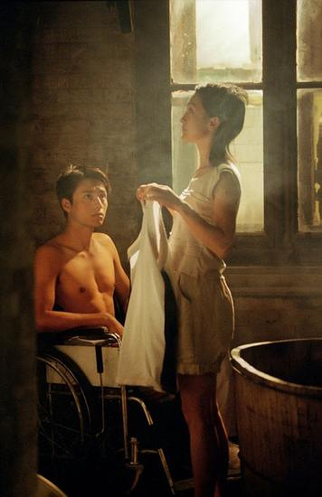 2004年，周迅与陈坤合演《恋爱中的宝贝》 导演：李少红&nbsp; |&nbsp; 周迅饰演的“宝贝”意外闯入陈坤饰演的残疾青年“毛毛”的生活，当“毛毛”爱上“宝贝”时，她离开了。