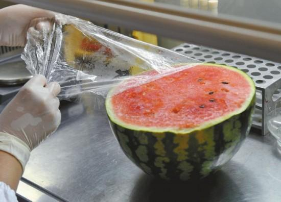 包裹保鲜膜的西瓜（新浪科技配图）