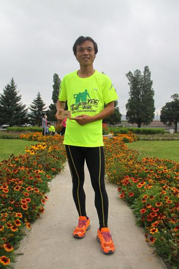 　　牛超教练身穿烈骏智能跑鞋，手捧跑鞋芯片，立于百花丛中，神情轻松，完全没有预料接下来他将成为城际穿越跑首位雨中奔跑者。