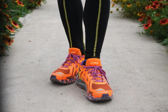 　　跑鞋正面照：近两年，李宁在跑鞋的色彩设计上大量使用荧光元素，烈骏运用了多种颜色进行混搭，走时尚路线。