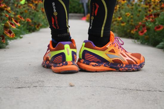 跑鞋背面照:反光条、反光logo已成为李宁跑鞋的标配。烈骏最让人印象深刻的还是它那宽厚的大地。