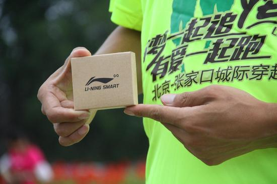 　　芯片盒外观：所谓智能跑鞋，烈骏与其他跑鞋最大不同便在于，在鞋垫之下增加一颗小米制造的智能芯片。