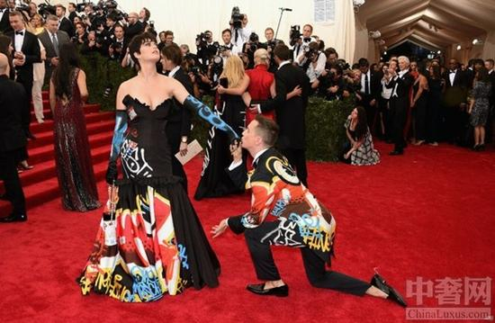 街头艺术家起诉意大利设计师Moschino