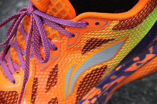 鞋舌设有大面积的透气孔，采用扁平鞋带。