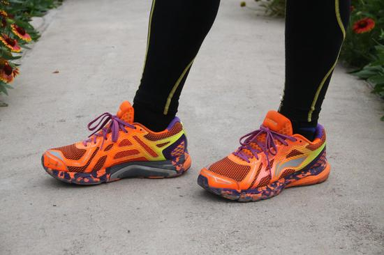 跑鞋侧面照：烈骏的外形十分稳重，宽厚的大底、鞋舌、鞋内织物。