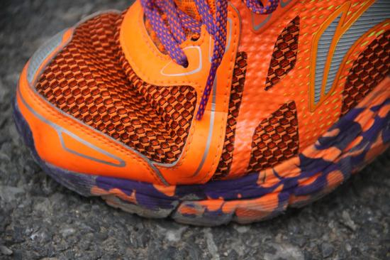 鞋头：大面积透气网布外加合成革，透气性加包裹性。鞋头采用微翘设计、并使用坚韧防撞材料。