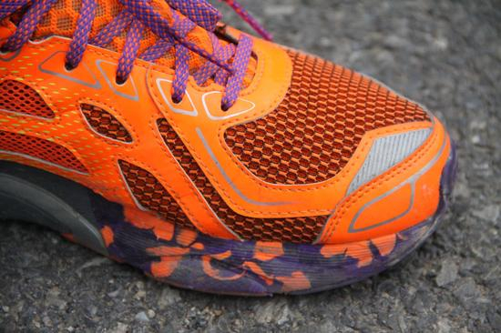 侧面细节图1：前掌材料为耐磨橡胶、减震eva，以及bounse缓震胶。