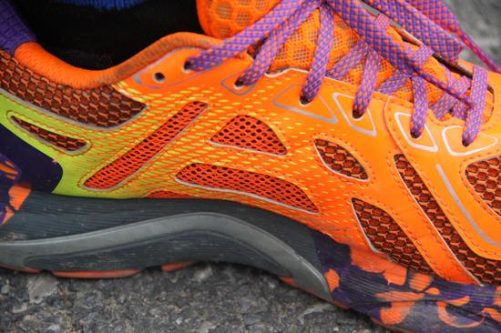 侧面细节图2：银色的TPU稳定片配合黑色的中底内侧双密度结构，提高整体稳定系能。