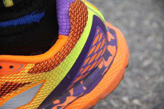 后跟：大底为3层结构，外地的耐磨橡胶，之上橙色的李宁云， 再搭配紫色的eva材料。