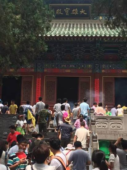 少林寺大雄宝殿前依旧游人如织。 图/赵智伟