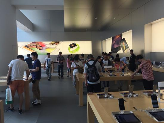 人气很旺的西单大悦城苹果体验店