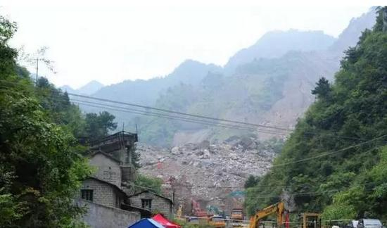 图为：2015年8月12日，位于商洛市山阳县中村镇烟家沟村的陕西五洲矿业股份有限公司山阳分公司生活区发生山体滑坡。