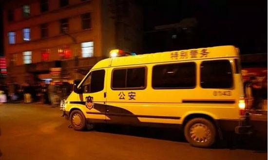 图为：2014年3月1日，统一着装的暴徒蒙面持刀在云南昆明火车站广场、售票厅等处砍杀无辜群众。