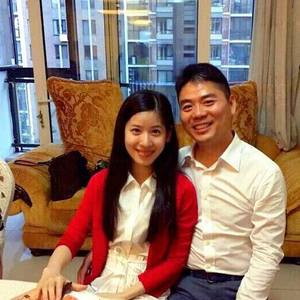 刘强东奶茶妹联名为牺牲受伤官兵捐1000万_手机新浪网
